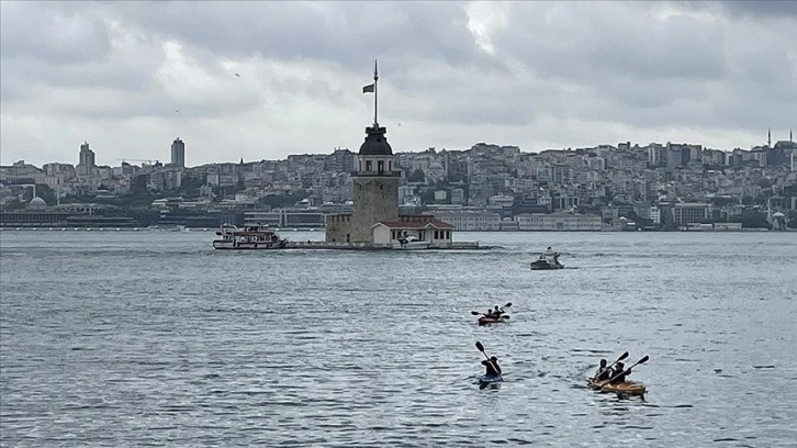 Dalgıçlardan Kız Kulesi çevresinde dip temizliği yaptı