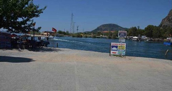 Dalyan'da otomobil kanala devrildi: 2 ölü