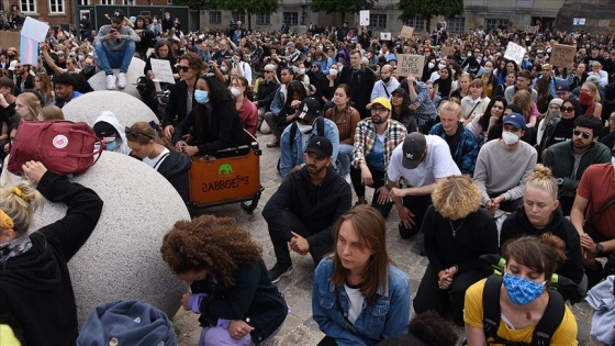 Danimarka'da 15 binden fazla kişi ırkçılık ve polis şiddetini protesto etti