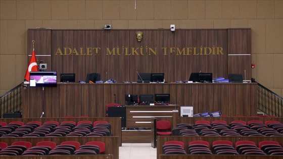 Darbeci albay 'Ben şehit annesiyim' diyen yaşlı kadına tekme atmış