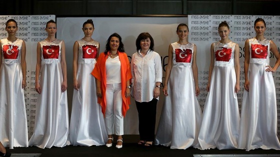 Darbeye tepki olarak Türk bayraklı defile