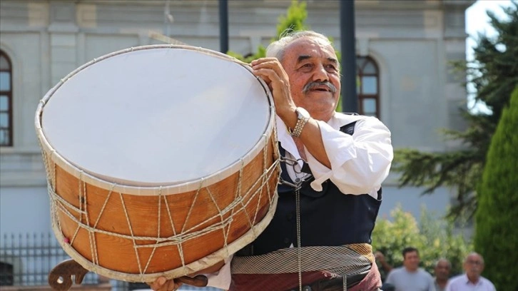 Davuluyla dünyayı gezen babasının mirasını yaşatıyor