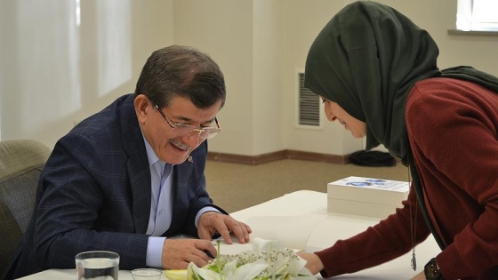 Davutoğlu kitabını imzaladı