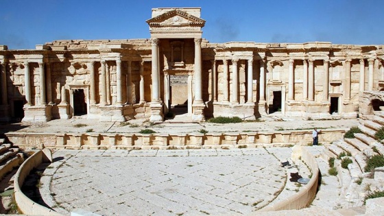 DEAŞ tarihi Palmira kentinin bir bölümünü yıktı