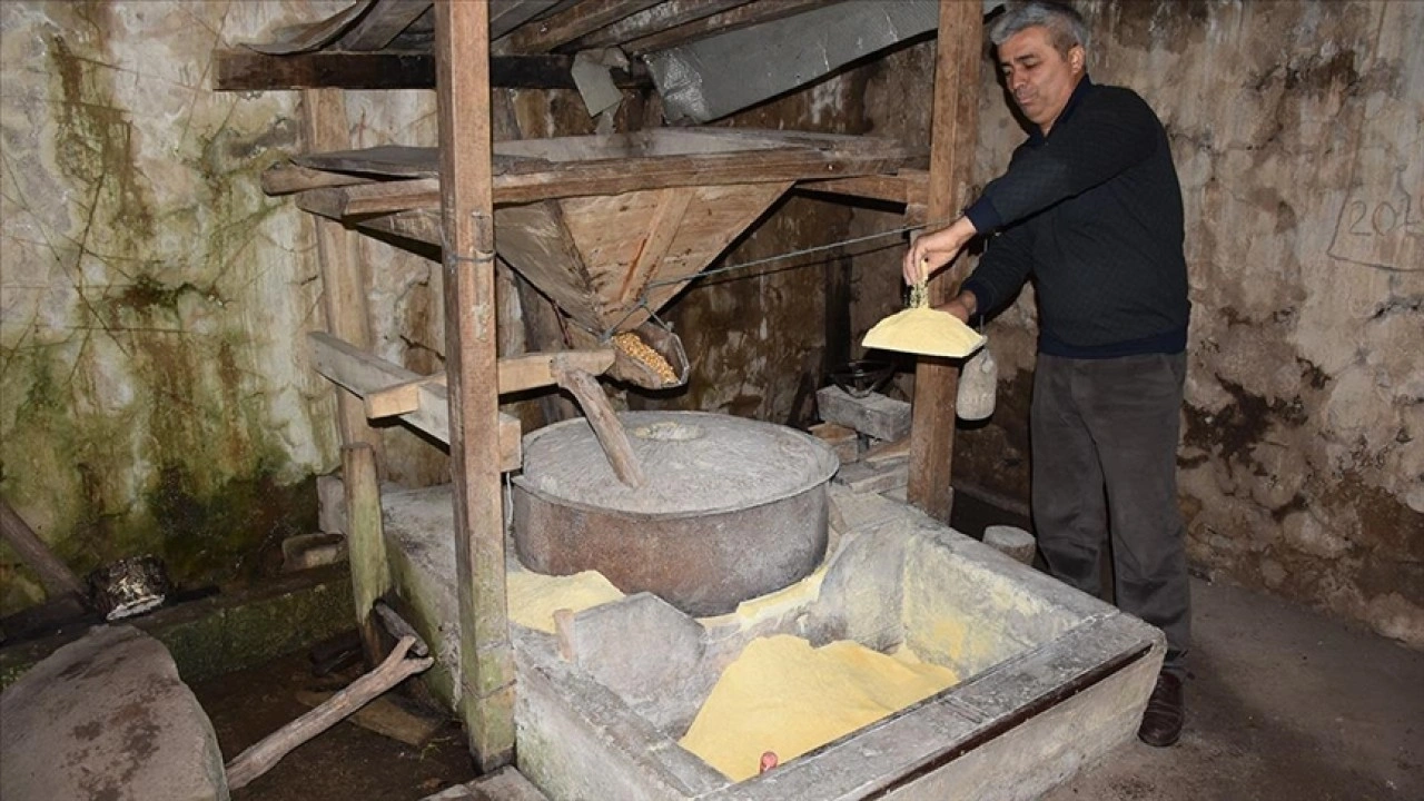 Dede mirası değirmende eşiyle geleneksel yöntemlerle un öğütüyor