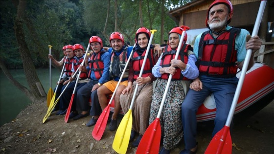 Dede ve ninelerin rafting heyecanı