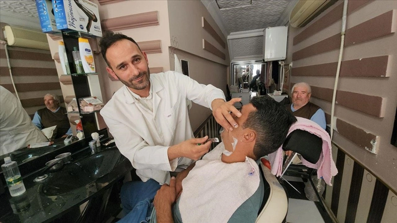 Dedesinin Osmanlı döneminde askerde öğrendiği berberlik aile meslekleri oldu