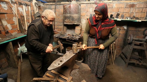 Demirci eşine 48 yıldır çıraklık yapıyor