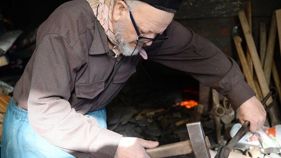 'Demirci hoca' baba mesleğini sürdürüyor