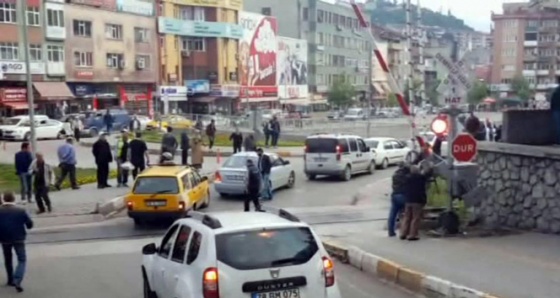 Demiryolu geçidine Türk usulü tehlikeli çözüm