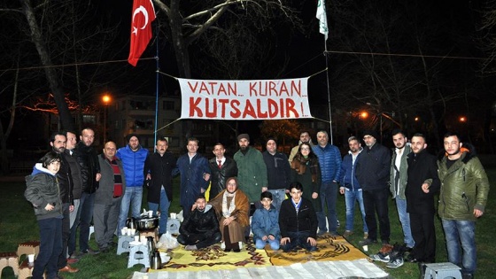 Demokrasi sevdalıları nöbete devam ediyor