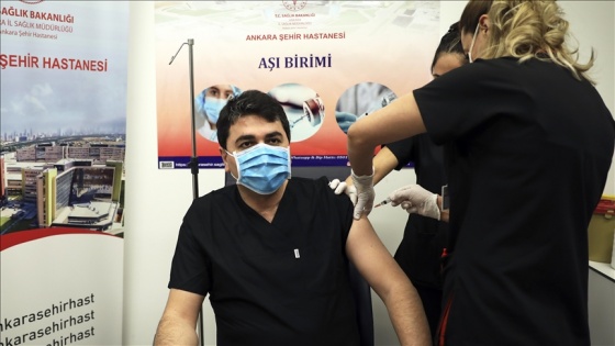 Demokrat Parti Genel Başkanı Gültekin Uysal Kovid-19 aşısı yaptırdı