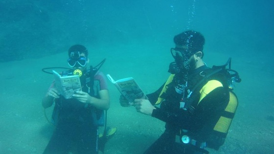 Denizde 10 metre derinlikte kitap okudular