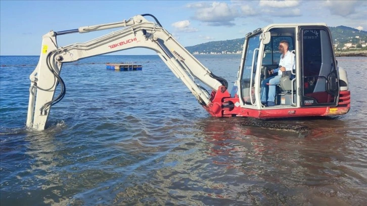 Denizde kaybolan kolyesini bulmak için iş makinesi kiraladı