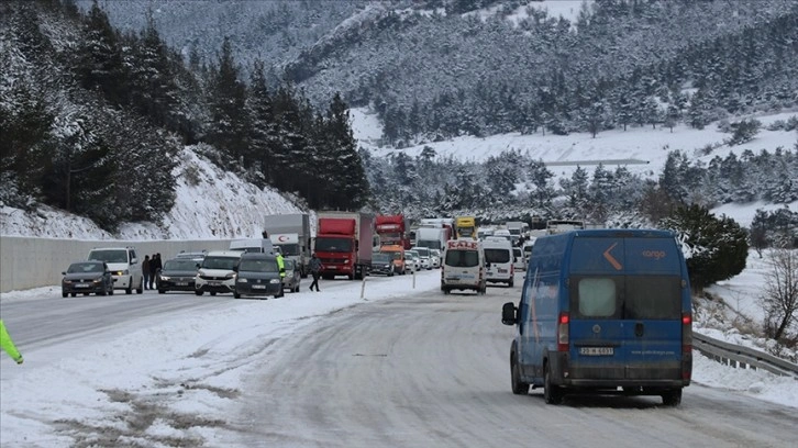 Denizli-Antalya kara yolunda buzlanma nedeniyle araç kuyrukları oluştu