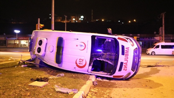 Denizli'de ambulans ile minibüs çarpıştı: 14 yaralı