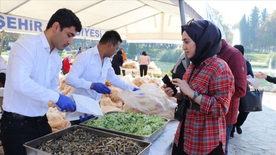 Denizli'de düzenlenen hamsi şöleninde 5 ton balık dağıtıldı