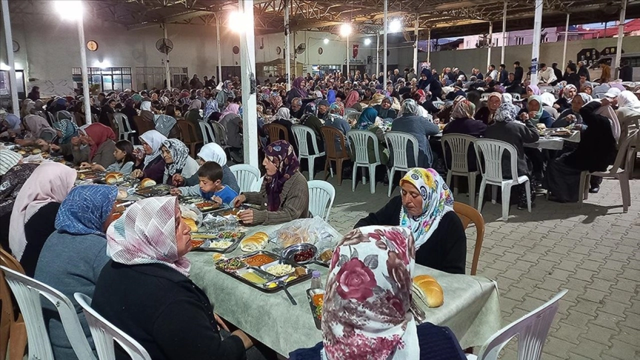 Denizli'de mahalle sakinleri her akşam iftar sofrasında buluşuyor