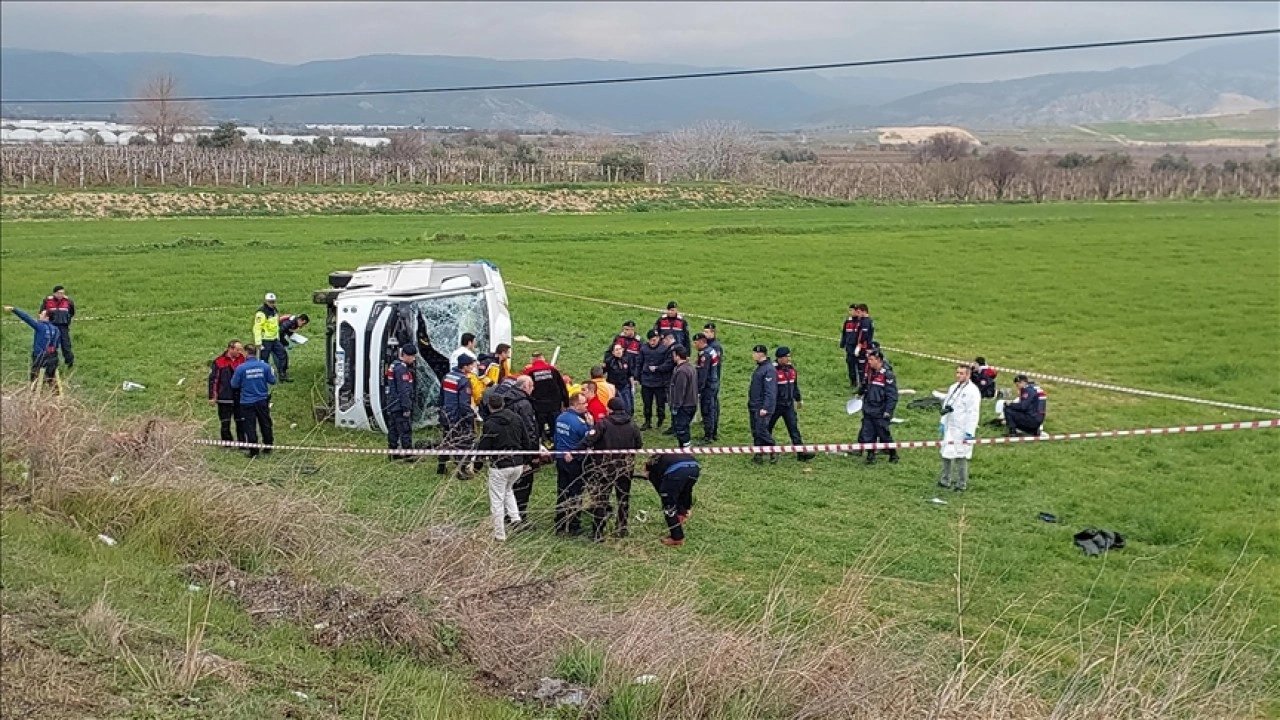 Denizli'de öğrencileri taşıyan servis midibüsü devrildi, 2 ölü, 26 yaralı