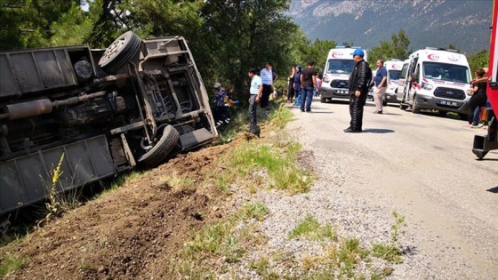 Denizli'de öğretmenler ve çocukları taşıyan midibüs devrildi: 17 yaralı