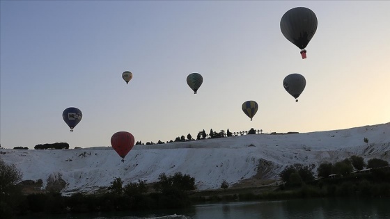 Denizli'de sıcak hava balonları 30 Ağustos Zafer Bayramı için havalandı