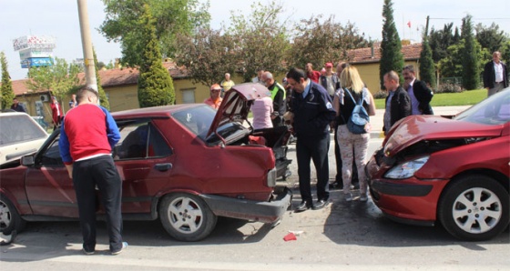 Denizli'de zincirleme kaza: 2’si çocuk 3 yaralı