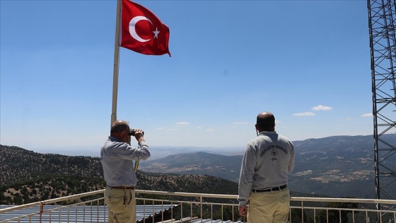 Denizli&#039;deki Akdağ tepesinde baba oğul yangına karşı 24 saat nöbet tutuyor