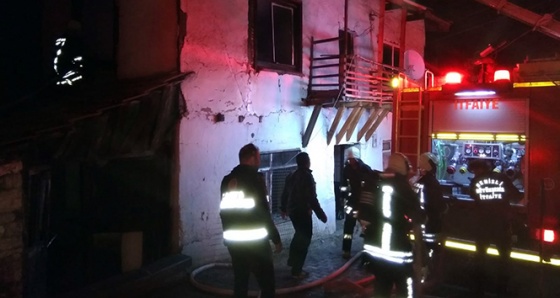 Deprem bölgesinde çadırda yaşayan kadının iki katlı evi yandı