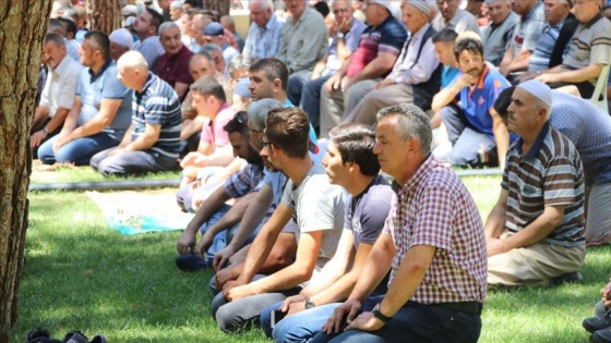 Deprem bölgesinde ilk cuma namazı açık alanda kılındı