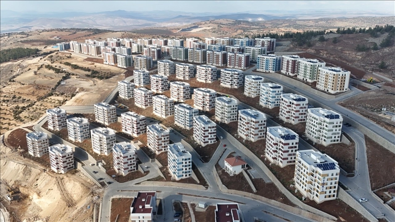 Deprem bölgesindeki konut ve iş yerleri yıl sonuna kadar hak sahiplerine teslim edilecek