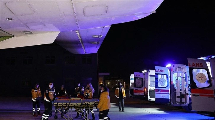 Deprem bölgesinden 5 yaralı ambulans uçakla İstanbul'a getirildi