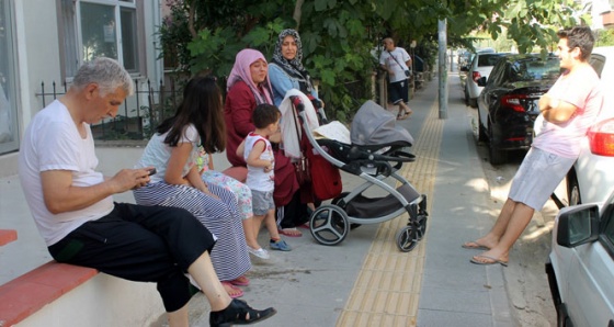 Deprem sonrası vatandaşlar sokağa döküldü