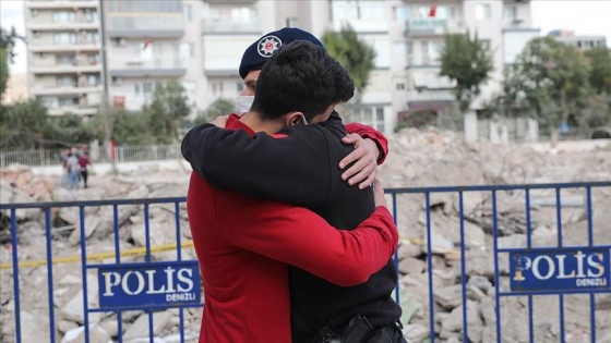 Depremde babaannesini kaybeden gencin en büyük destekçisi polis oldu