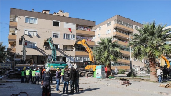 Depremde çöken Barış Sitesi'nde yıkım çalışması başlatıldı