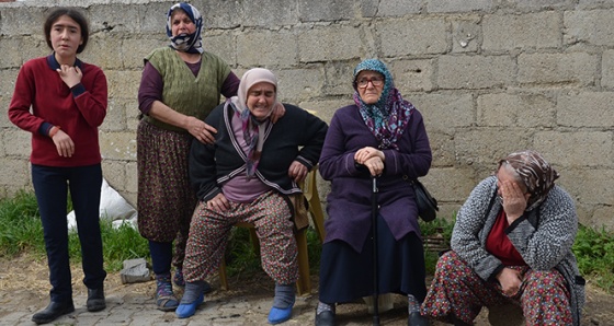 Depremde enkaza dönen evde yangın çıktı, aile sinir krizleri geçirdi