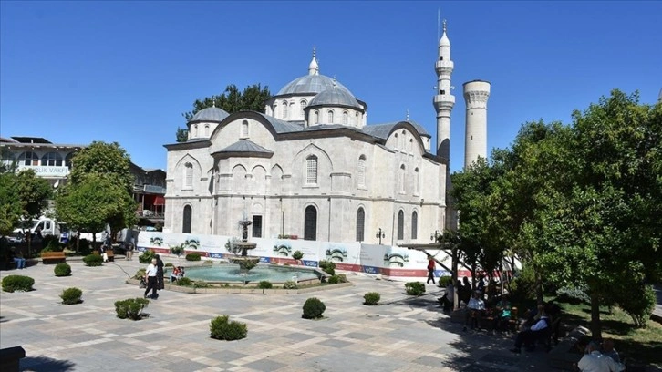 Depremde hasar gören asırlık cami eski görüntüsüne kavuştu