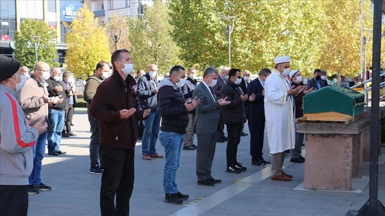 Depremde hayatını kaybeden emekli öğretmen Samsun'da son yolculuğuna uğurlandı