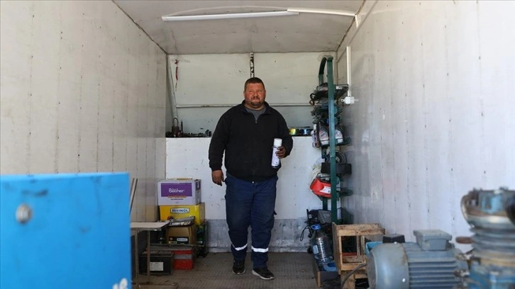 Depremde iş yeri yıkılan oto tamirci, dükkana çevirdiği kamyon kasasında hizmet veriyor