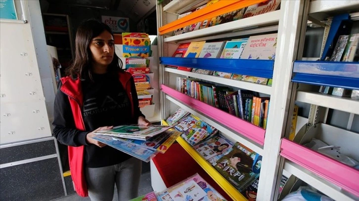 Depremde kardeşini yitiren öğretmen, depremzede çocukların yüzünü güldürerek acısını hafifletiyor