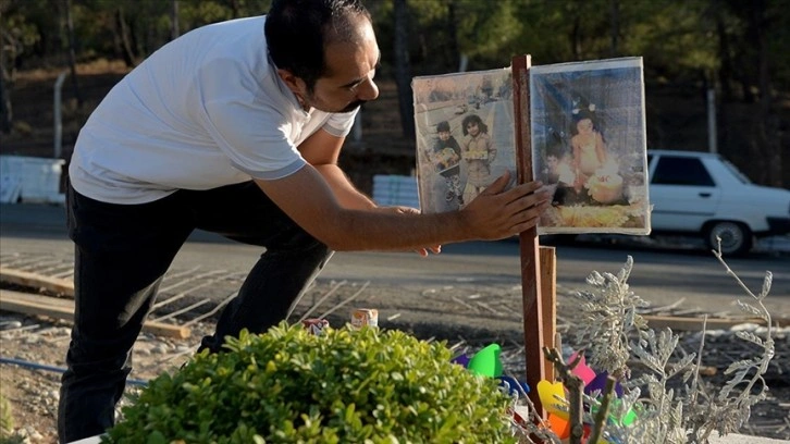 Depremde kaybettiği ailesinin mezarına hediyelerle geliyor