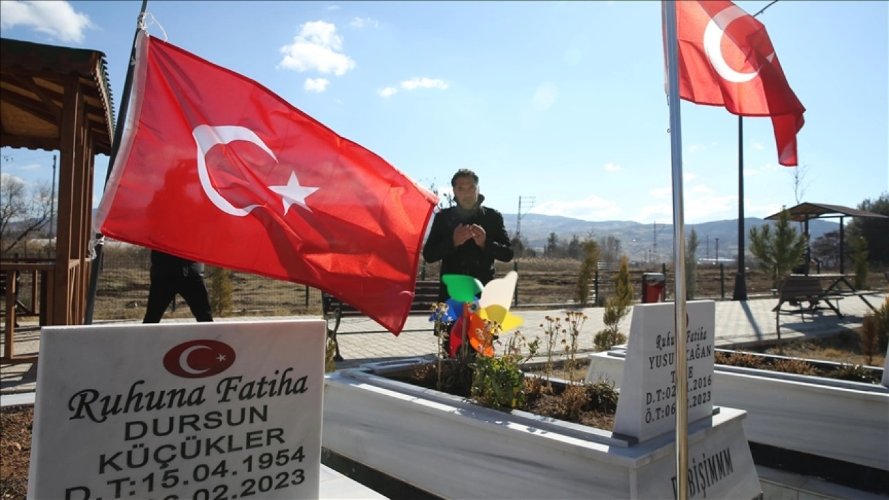 Depremde kaybettiği ailesinin mezarını her gün ziyaret ederek huzur buluyor