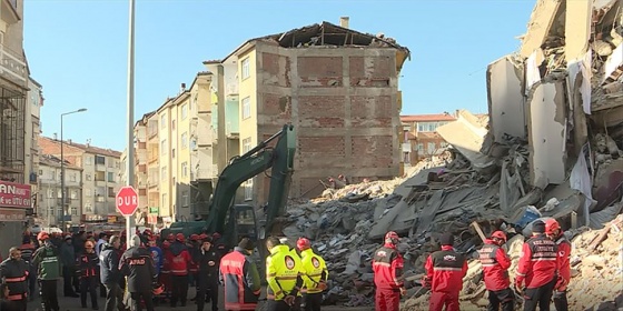 Depremde Mustafa Paşa Mahallesi'nde yıkılan binada arama kurtarma çalışması sona erdi