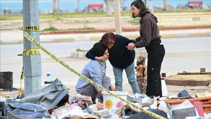 Depremde can verenlerin enkazdan çıkan eşyaları yakınlarını duygulandırıyor