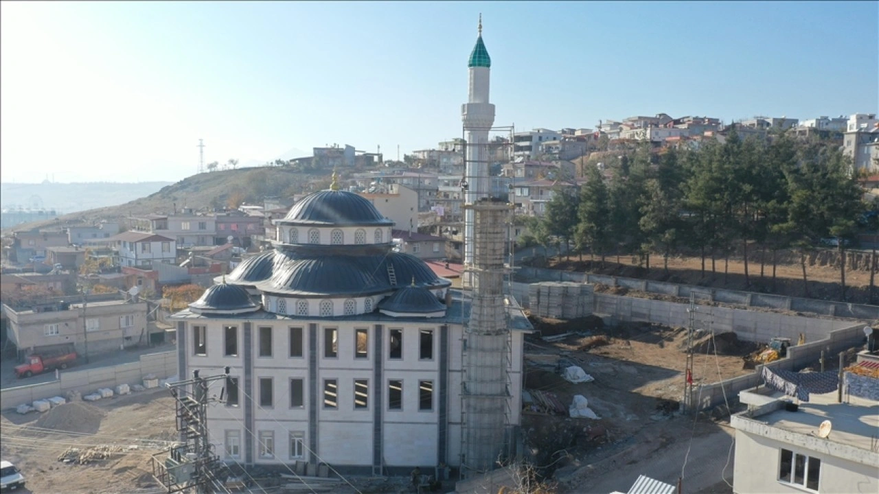 Depremde yıkılan ibadethaneler yeniden ayağa kaldırılıyor