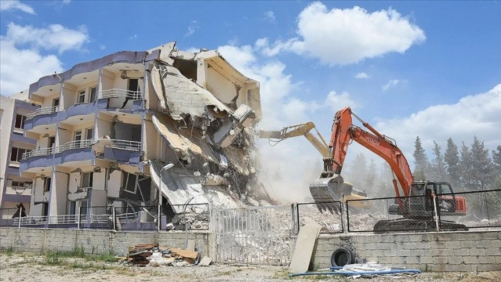 Depremden etkilenen Hatay'da ağır hasarlı binaların yıkımı devam etti