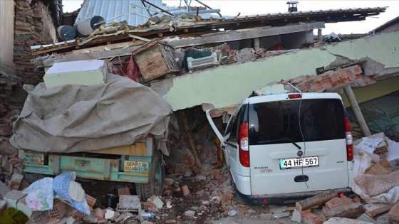 Depremden etkilenen Malatya&#039;nın Doğanyol ilçesinde hasar tespit çalışması sürüyor