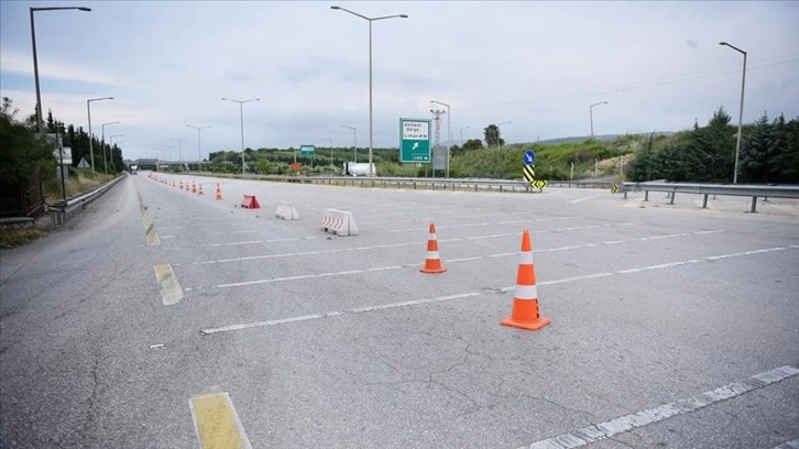 Depremden etkilenen otoyol gişelerinin yapımı nedeniyle bazı kesimler trafiğe kapatılıyor