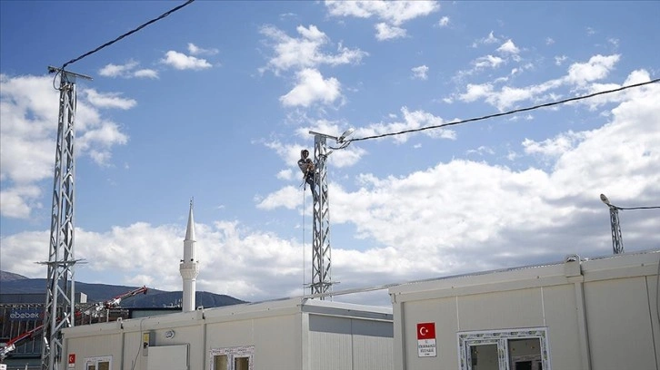 Depremden kurtulan elektrik ustası, afetzedelere ışık vermek için çabalıyor