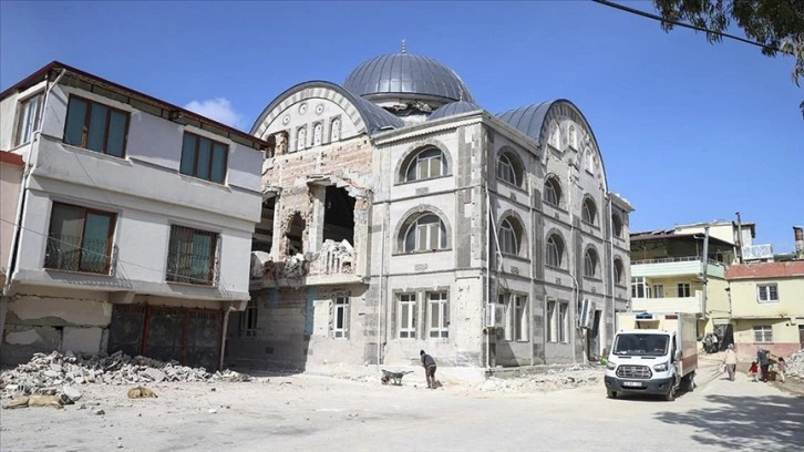 Depremin büyük yıkıma yol açtığı Tanışma Mahallesi'nde yaralar sarılıyor