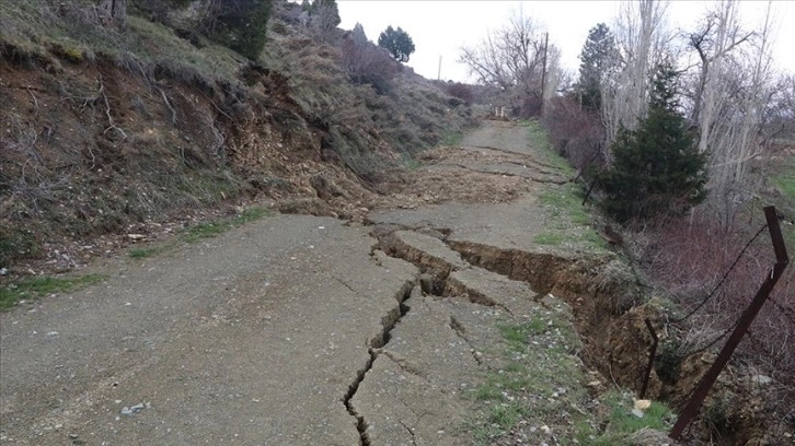 Depremler kırsal mahalledeki arazide çöküntü ve yükselmeler oluşturdu